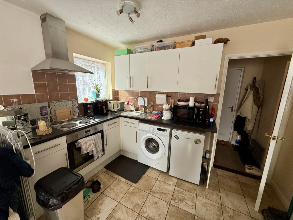 Lot: 148 - FREEHOLD BLOCK OF SIX FLATS FOR INVESTMENT - Kitchen